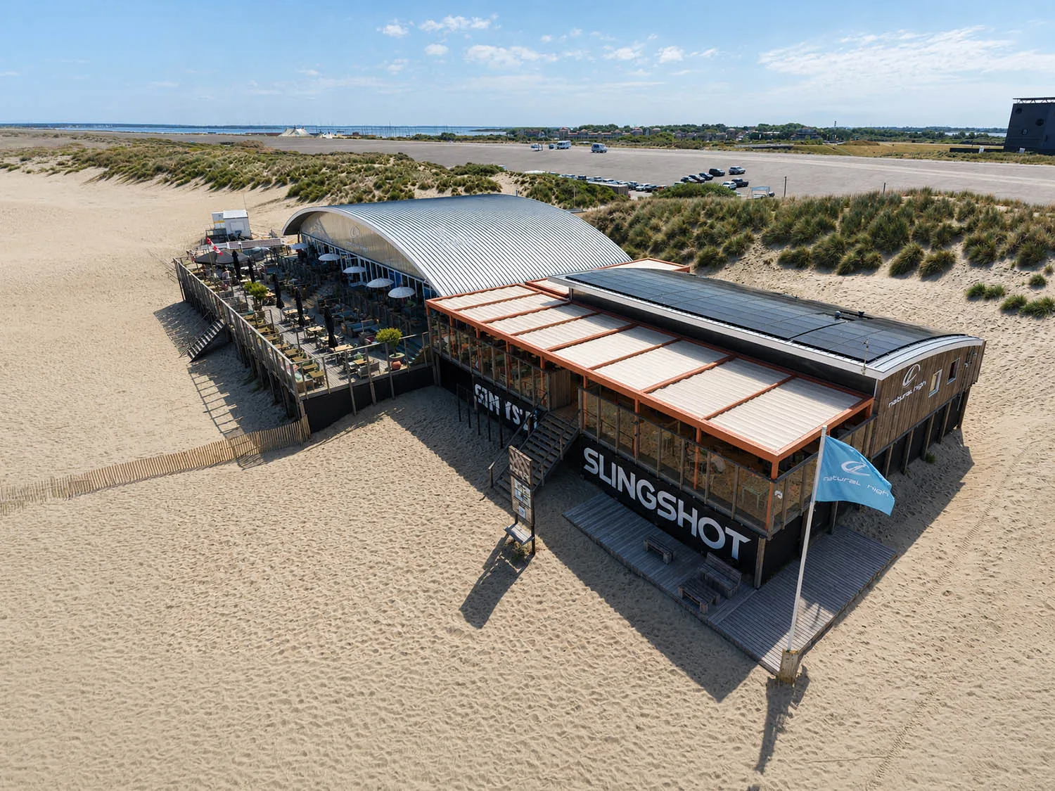 Luchtfoto van een beachclub met overdekte terrassen