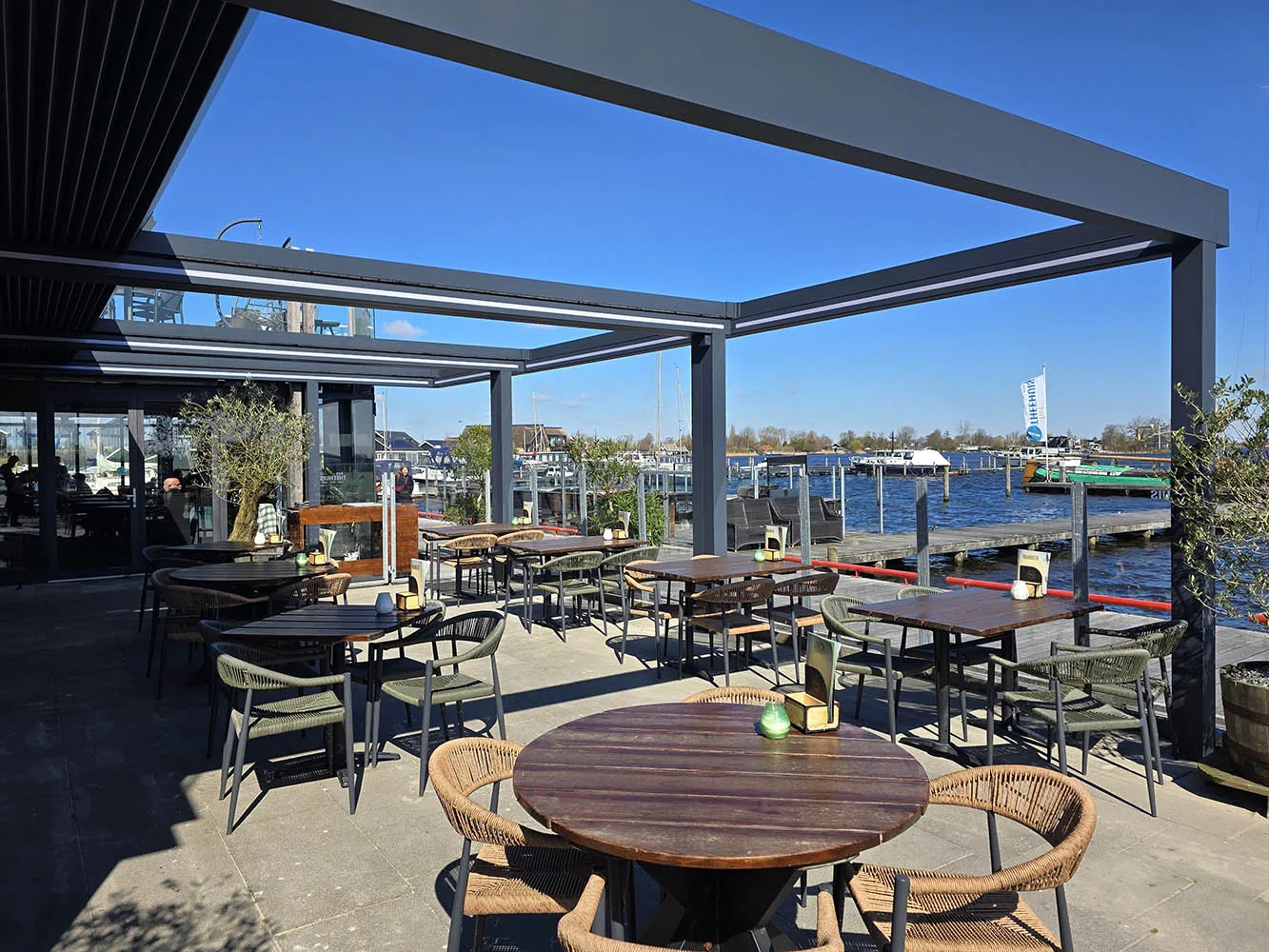 Open horecaterras aan een jachthaven