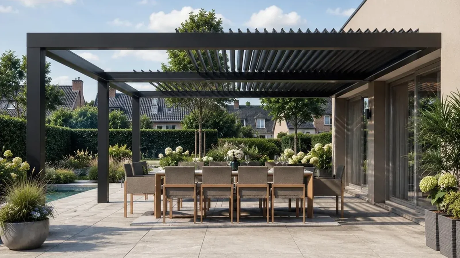 Donkere Pergonext overkapping aan een woning met open lamellen